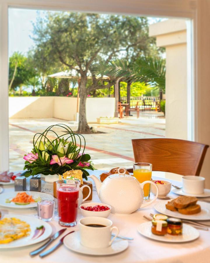 突尼斯瑞思登斯度假村 迦玛特 外观 照片 Breakfast at the hotel