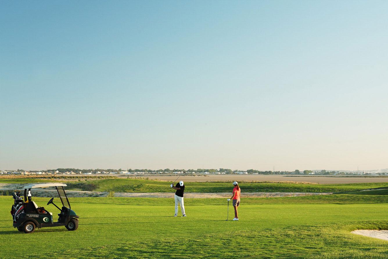 突尼斯瑞思登斯度假村 迦玛特 外观 照片 Golf course at the airport