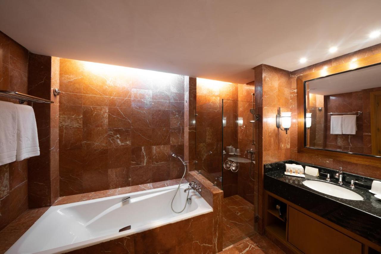突尼斯瑞思登斯度假村 迦玛特 外观 照片 A bathroom in a hotel