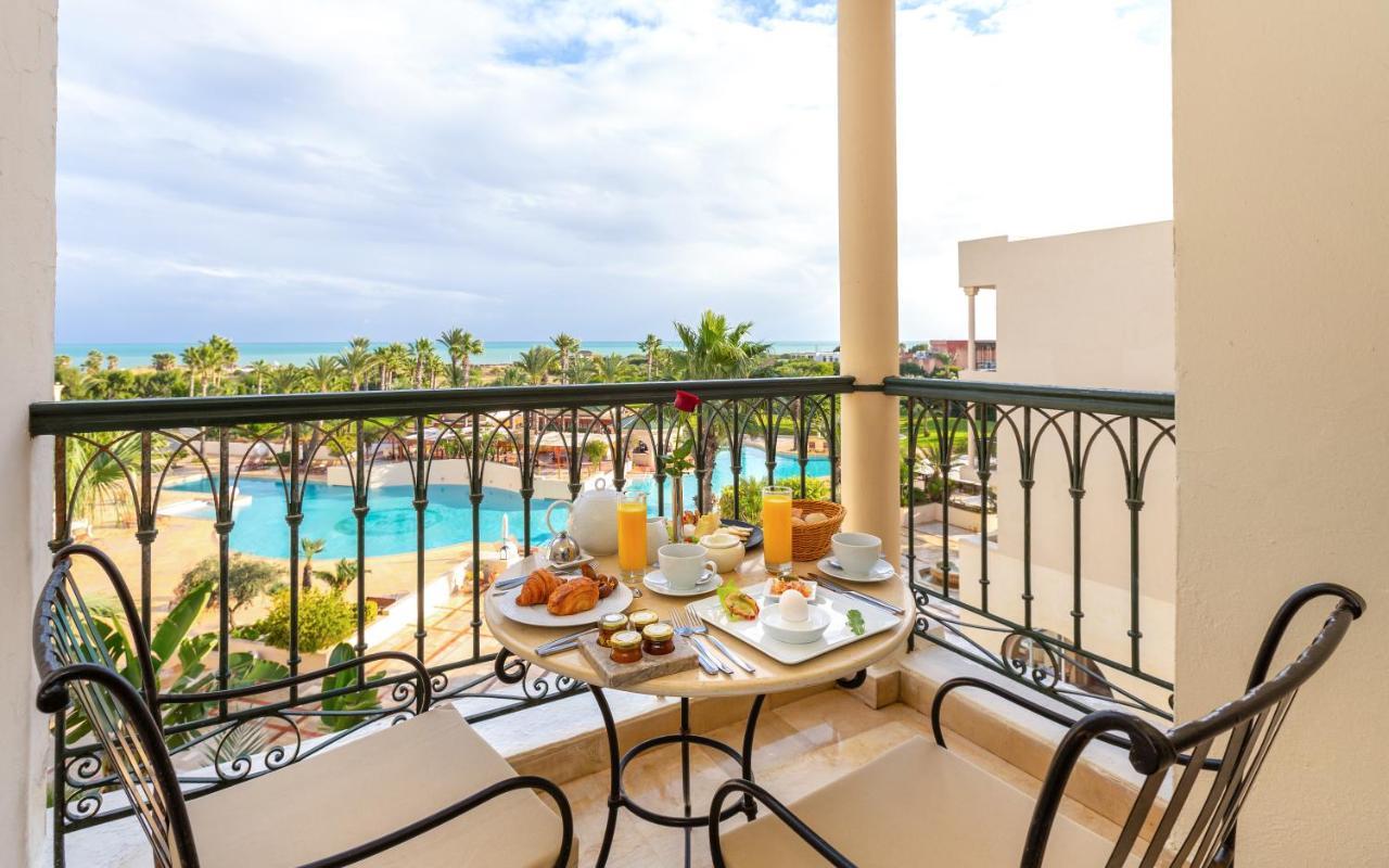 突尼斯瑞思登斯度假村 迦玛特 外观 照片 A balcony at a hotel