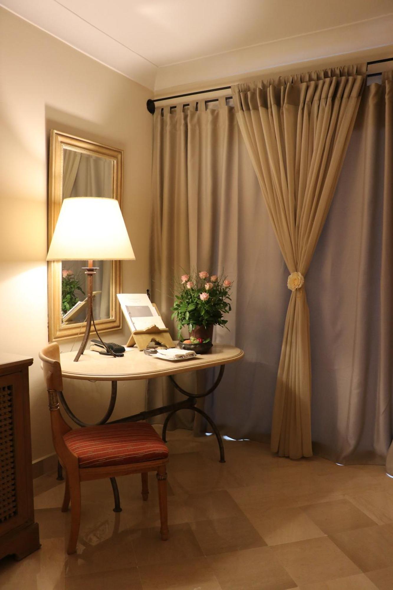 突尼斯瑞思登斯度假村 迦玛特 外观 照片 A table lamp