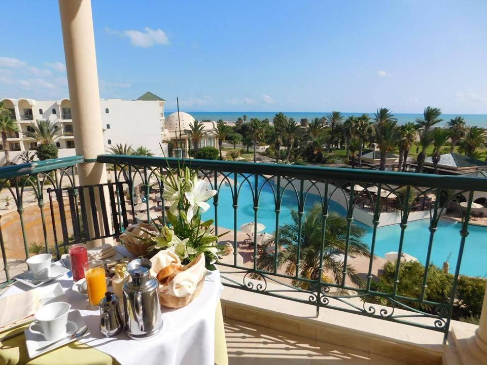 突尼斯瑞思登斯度假村 迦玛特 外观 照片 View from the hotel