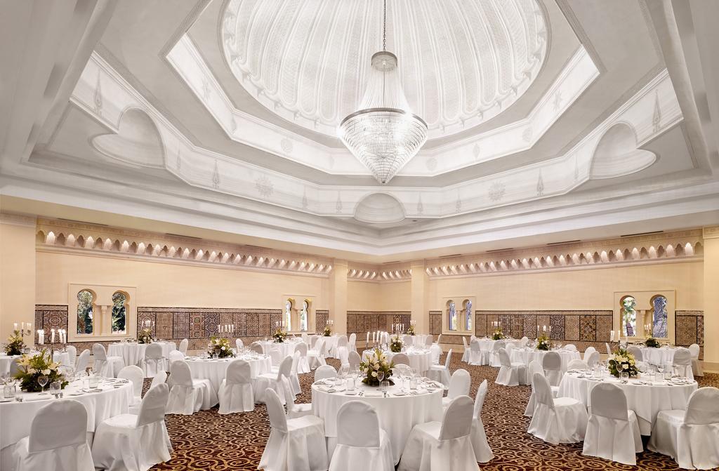 突尼斯瑞思登斯度假村 迦玛特 外观 照片 The ballroom at the Jumeirah Palace