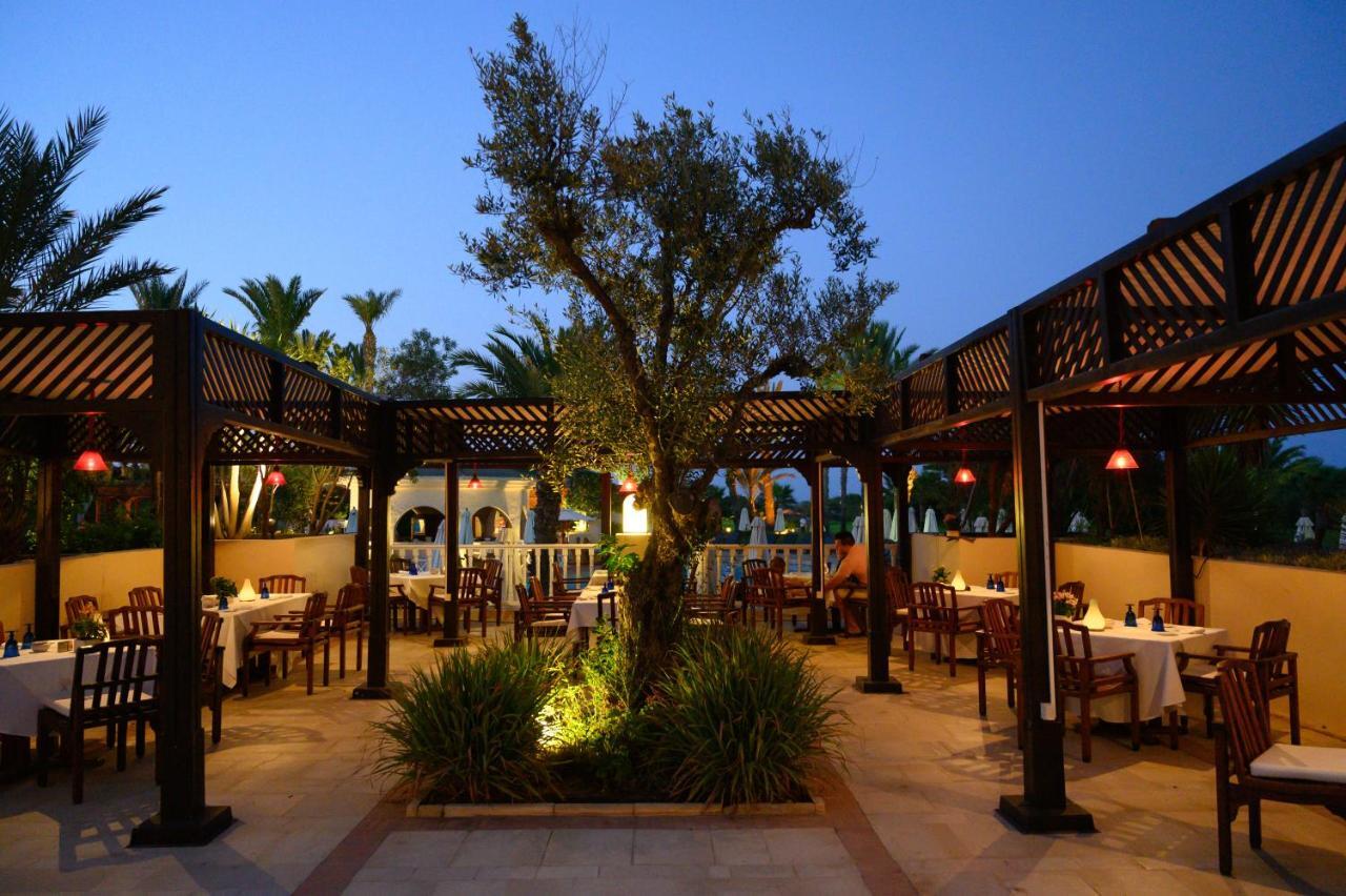 突尼斯瑞思登斯度假村 迦玛特 外观 照片 The restaurant at the hotel